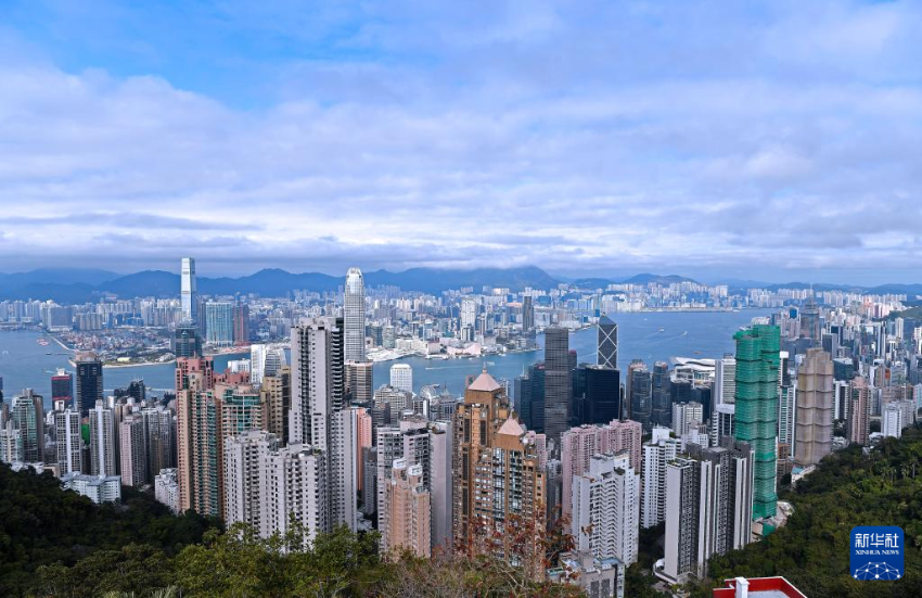 这是2025年2月1日拍摄的香港城市风光。