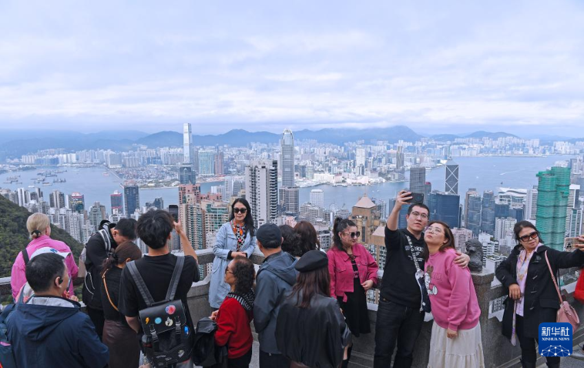2月1日，游客在香港太平山顶游览。