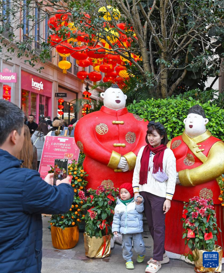 1月29日，人们在香港街头合影留念。