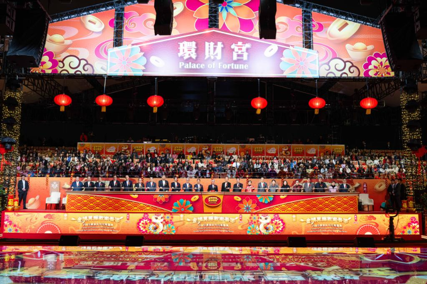 1月31日，嘉宾主持“金鳞升辉欢乐春节 2025农历新年花车汇演”开幕仪式。