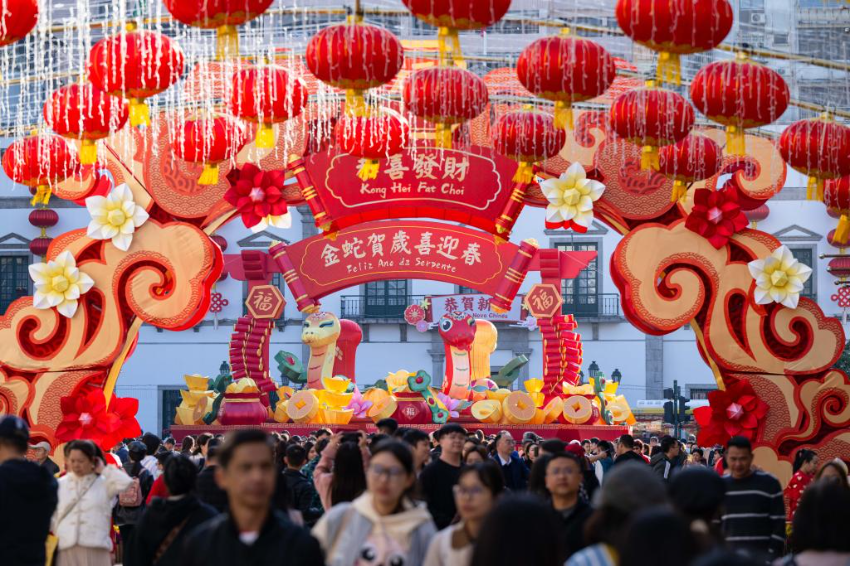 2025年1月30日，游客在澳门议事亭前地游玩。