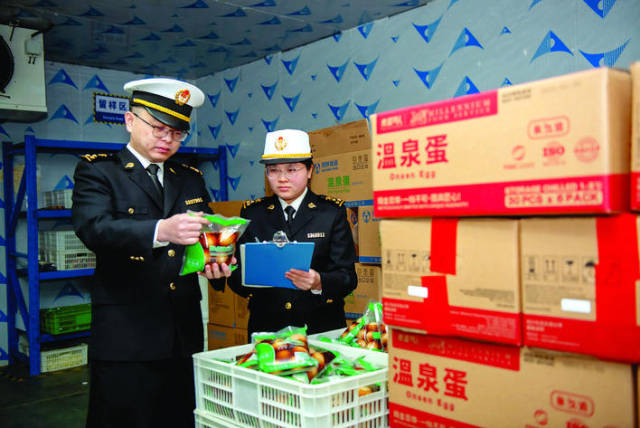 海关部门对出口蛋制品开展现场监管。记者刘炜炜 通讯员吴敏 摄