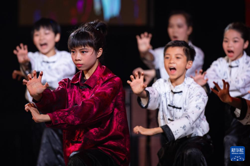 2月16日，澳门青少年武术学校学生在“青春·传承——2025乙巳年澳门文化艺术界新春大联欢”活动上表演。