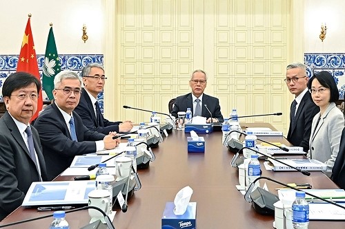 图为岑浩辉主持政务会议，作出内部批示设立五个领导及工作组。
