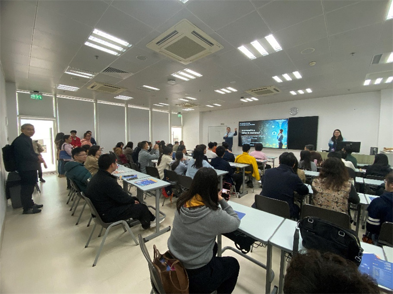 澳门科技大学有关院所的宣讲会座无虚席。