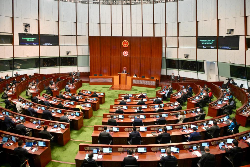 2月26日，香港特区政府财政司司长陈茂波发表2025/2026财政年度特区政府财政预算案，提出“强化版”财政整合策略。