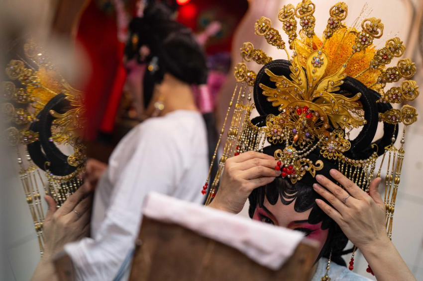 2月27日，表演粤剧神功戏的演员在后台戴头饰。