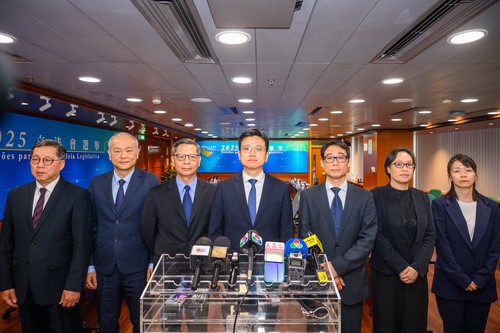 立法会选举管理委员会主席盛锐敏及廉政公署助理专员黄剑锋向传媒介绍会议内容。