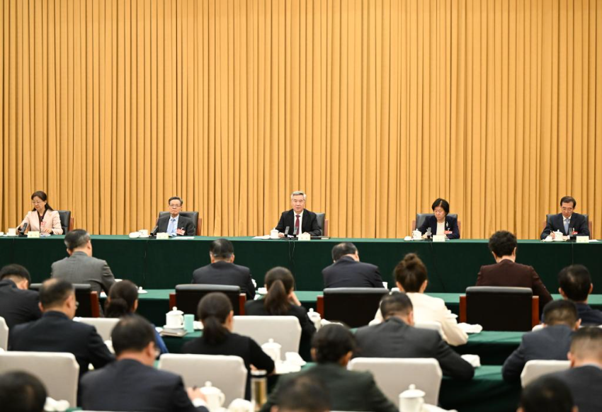 3月6日上午，中共中央政治局常委、中央纪委书记李希参加全国政协十四届三次会议共青团和青联、总工会、妇联界委员联组会。