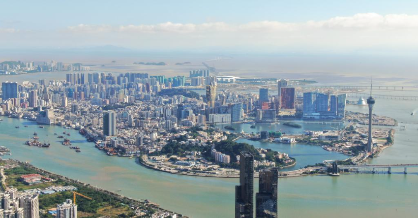 从珠海市区拍摄的澳门及远处的港珠澳大桥（2024年11月26日摄，无人机照片）。