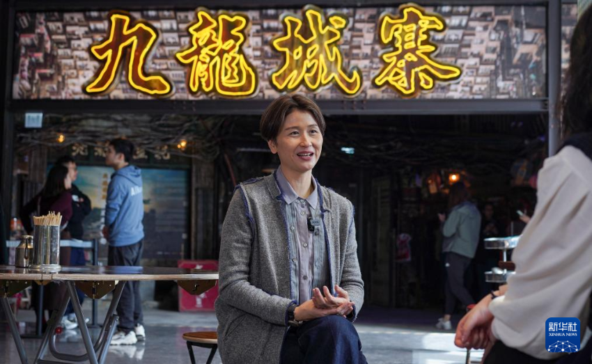 “走进香港，走进香港电影”之《九龙城寨之围城》电影展览的美术总监王慧茵在接受采访（2024年12月17日摄）。