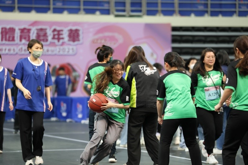 图为参与活动的女青年们活力四射。