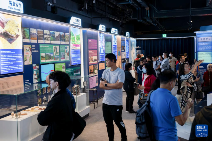 人们在香港国家安全展览厅参观（2025年3月14日摄）。 