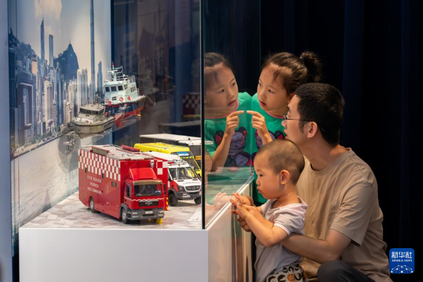 人们在香港国家安全展览厅参观（2024年10月4日摄）。 