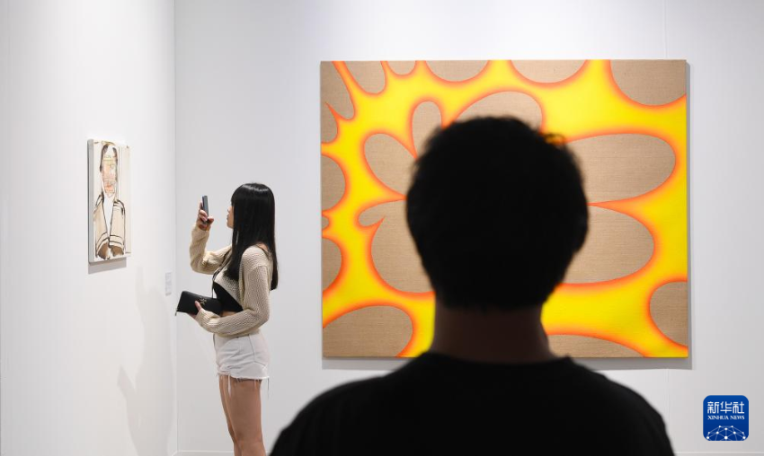 3月28日，观众在2025年巴塞尔艺术展香港展会参观。