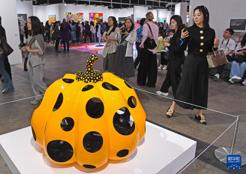 3月28日，观众在2025年巴塞尔艺术展香港展会参观。
