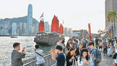 旅客在香港尖沙咀星光大道一带游玩。