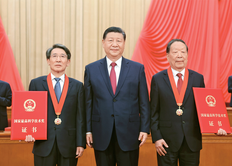 2024年6月24日，全国科技大会、国家科学技术奖励大会和中国科学院第二十一次院士大会、中国工程院第十七次院士大会在北京人民大会堂隆重召开。中共中央总书记、国家主席、中央军委主席习近平向获得2023年度国家最高科学技术奖的武汉大学李德仁院士（右）和清华大学薛其坤院士（左）颁奖。