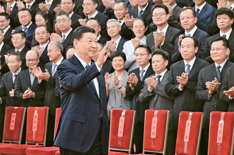 2024年9月23日，党和国家领导人习近平、李强、赵乐际、王沪宁、蔡奇、丁薛祥、李希等在人民大会堂接见探月工程嫦娥六号任务参研参试人员代表并参观月球样品和探月工程成果展览。这是习近平等接见探月工程嫦娥六号任务参研参试人员代表。