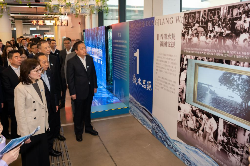 3月31日，嘉宾参观东江水供港60周年纪念展览。