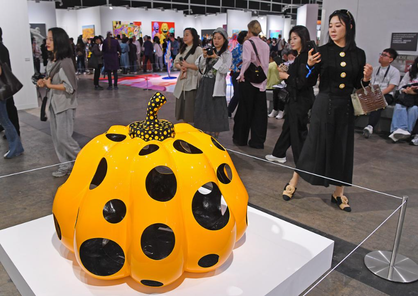 3月28日，观众在2025年巴塞尔艺术展香港展会参观。