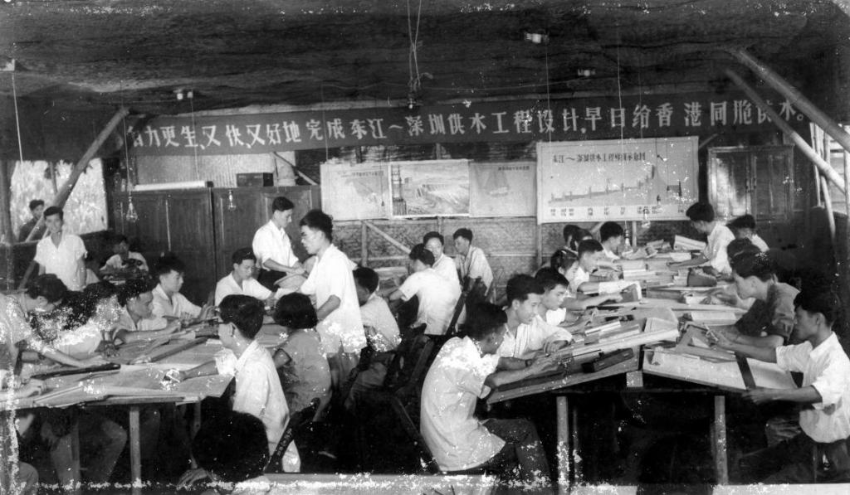 东深供水工程技术设计人员工作场景，当时设计团队的理念是要“又快、又好地完成东深供水工程设计，早日给香港同胞供水”（资料照片）。