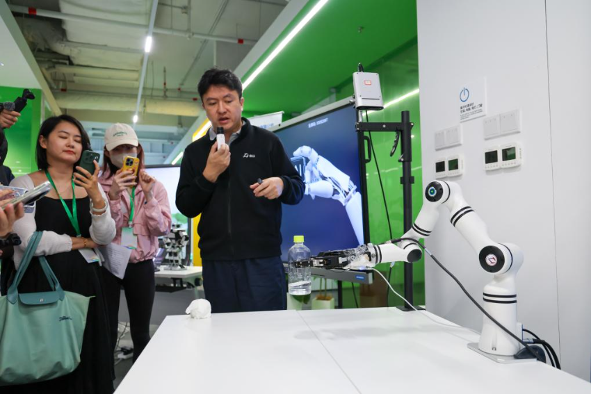 4月23日，他山科技CEO马扬展示公司产品在机器人领域的应用。