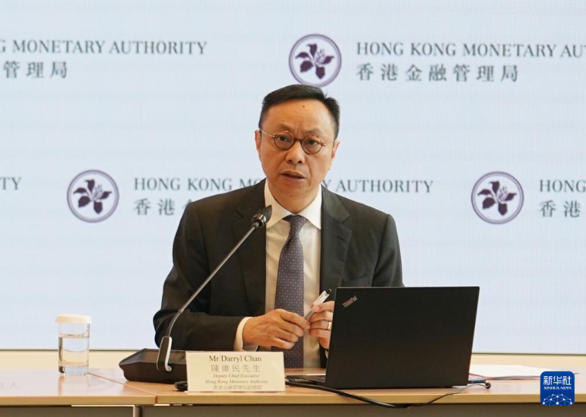 4月25日，香港金融管理局副总裁陈维民在香港接受记者采访。