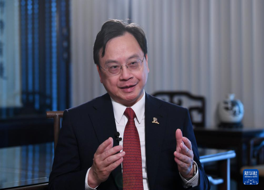 4月23日，香港中文大学校长卢煜明接受新华社记者专访。