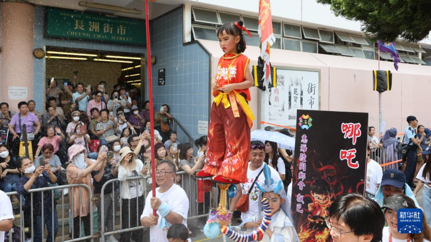 5月5日，“飘色会景巡游”在香港长洲举行。