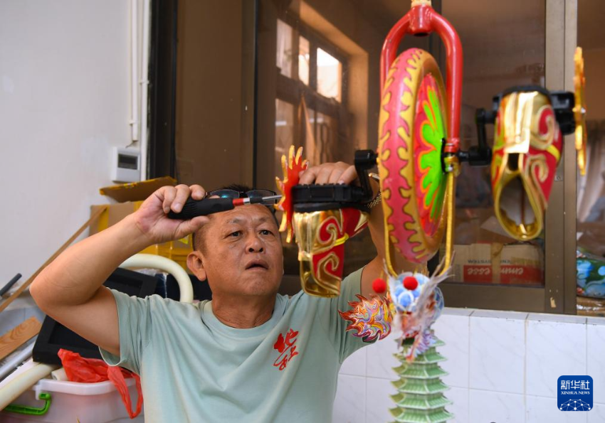 4月30日，飘色师傅李智伟在检查他负责制作的“哪吒”主题飘色。