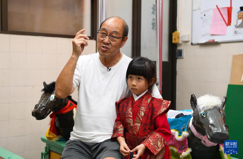 4月30日，陈景祝与外孙女徐心妤接受记者采访。