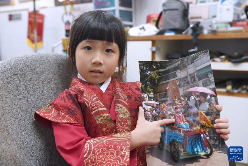 4月30日，徐心妤展示自己去年参加“飘色会景巡游”的照片。