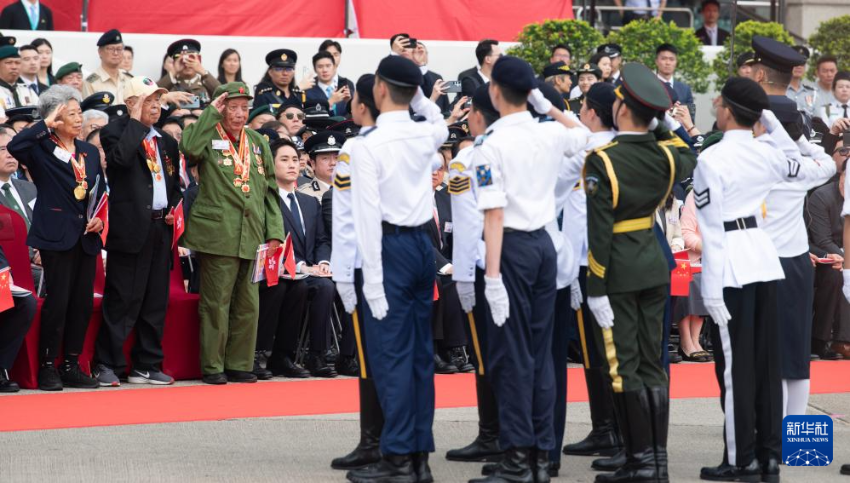 5月4日，香港青少年向抗日老兵致意。