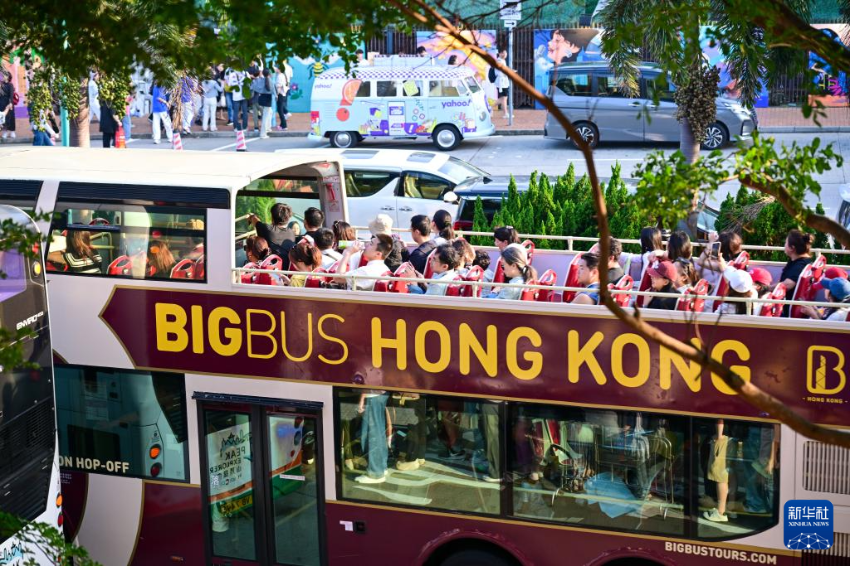 5月2日，游客在香港乘坐观光巴士游览。