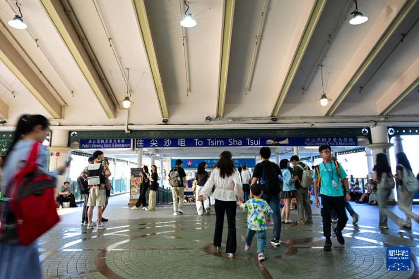 5月2日，游客和市民在香港中环码头准备乘坐天星小轮。