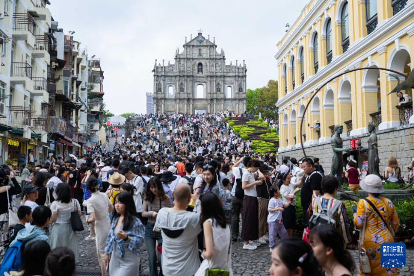5月3日，旅客在澳门大三巴牌坊前游览。