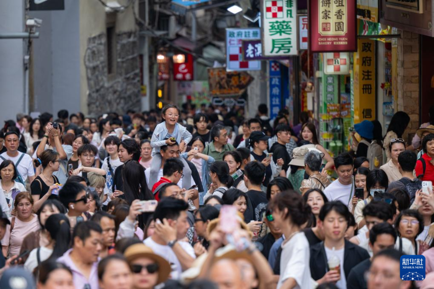 5月3日，旅客在澳门大三巴牌坊前游览。