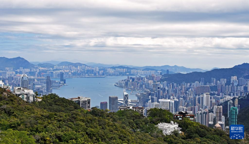 这是2025年2月11日拍摄的香港城市风光。