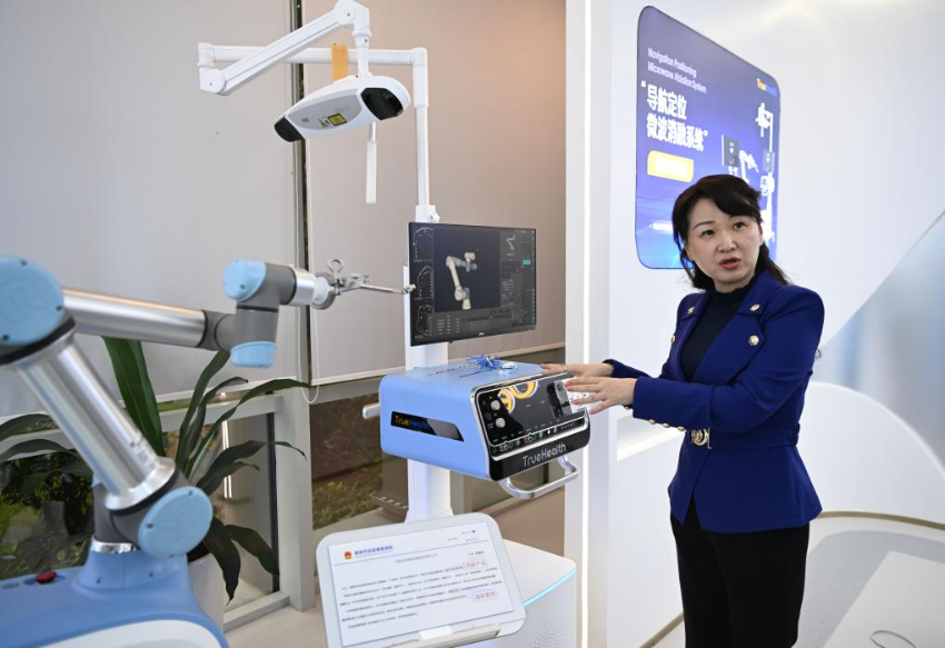 澳门企业真健康（广东横琴）医疗科技有限公司创始人张昊任在介绍“导航定位微波消融系统”（2024年11月24日摄）。