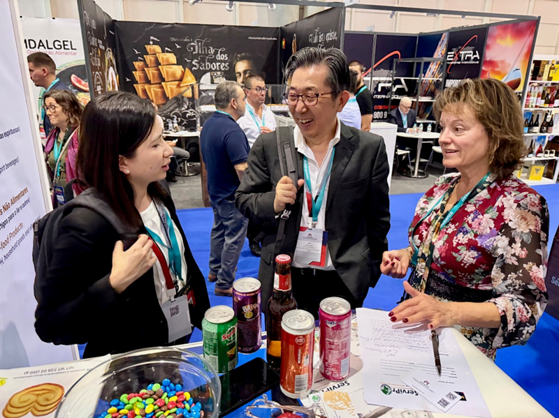 澳门企业代表与当地参展商洽谈交流。