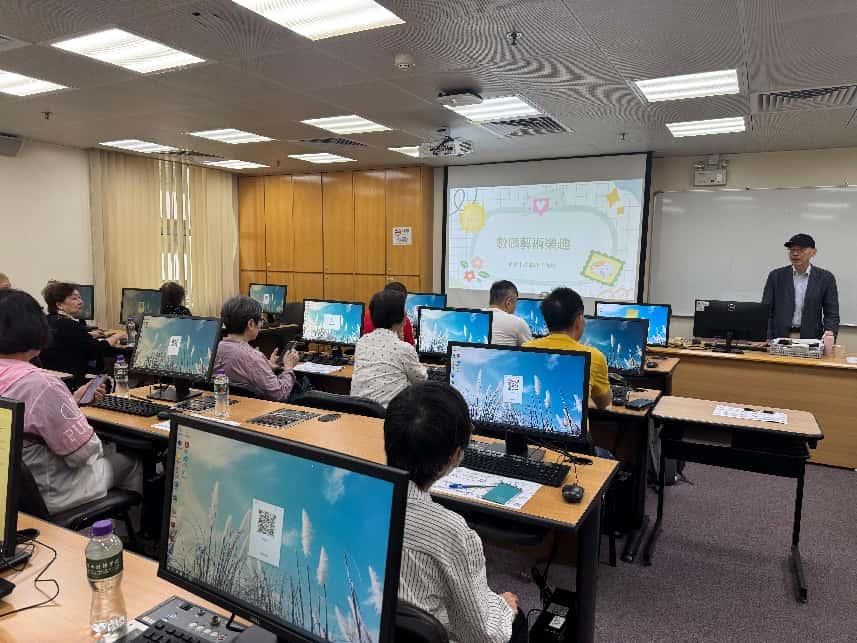图为长者AI数码艺术设计课程。