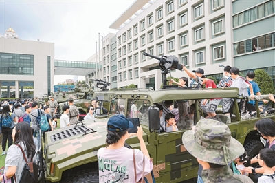 澳门市民在中国人民解放军驻澳门部队举行第十九次军营开放活动上参观。