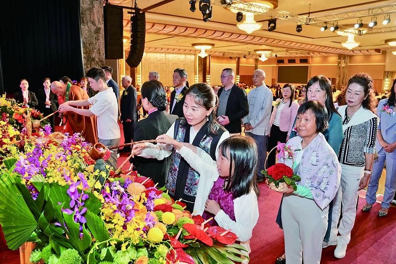 澳门民众参与浴佛祈福仪式。