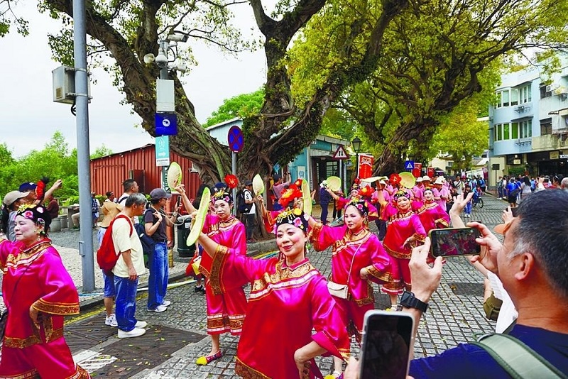 澳门路环市区的谭公诞巡游活动。