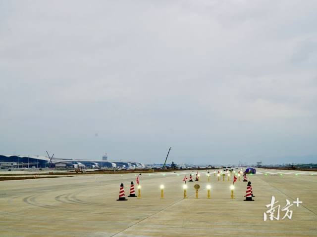 广州白云国际机场三期扩建工程第五跑道顺利亮灯