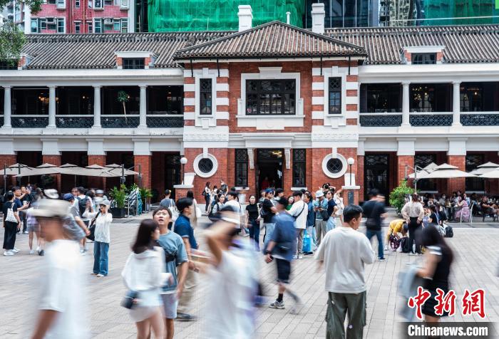 5月3日，众多游客在香港集古迹及艺术馆于一身的建筑群“大馆”参观游览。