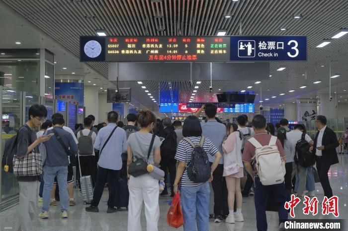 假期期间的广深港高铁。