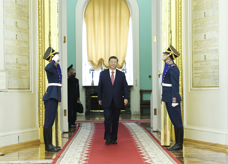 当地时间5月8日上午，俄罗斯总统普京同中国国家主席习近平在莫斯科克里姆林宫举行会谈。在庄严的迎宾曲中，习近平和普京分别从乔治大厅两侧沿红地毯健步走到大厅中央。