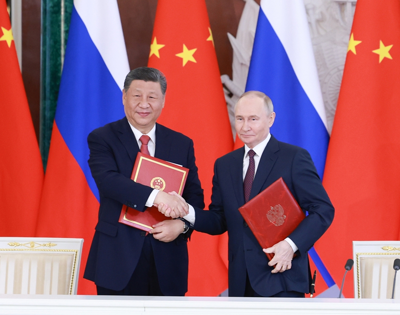 当地时间5月8日上午，俄罗斯总统普京同中国国家主席习近平在莫斯科克里姆林宫举行会谈。会谈后，两国元首共同签署《中华人民共和国和俄罗斯联邦在纪念中国人民抗日战争、苏联伟大卫国战争胜利和联合国成立80周年之际关于进一步深化中俄新时代全面战略协作伙伴关系的联合声明》。
